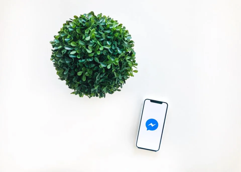 Pametni telefon s otvorenim prozorom za poruke uz temu AI chatbota na webu