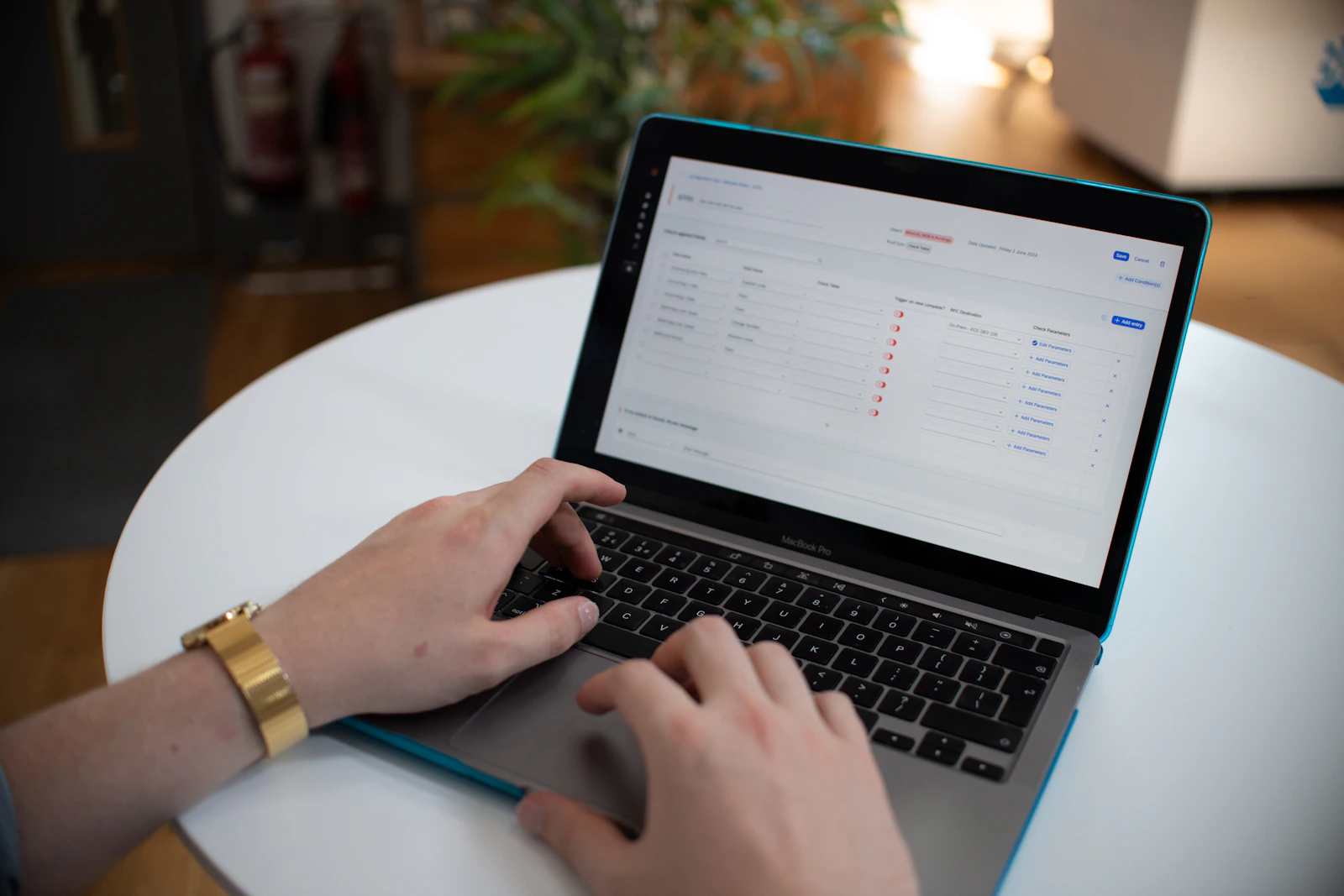 Osoba uređuje tablične podatke u web aplikaciji na prijenosnom računalu.