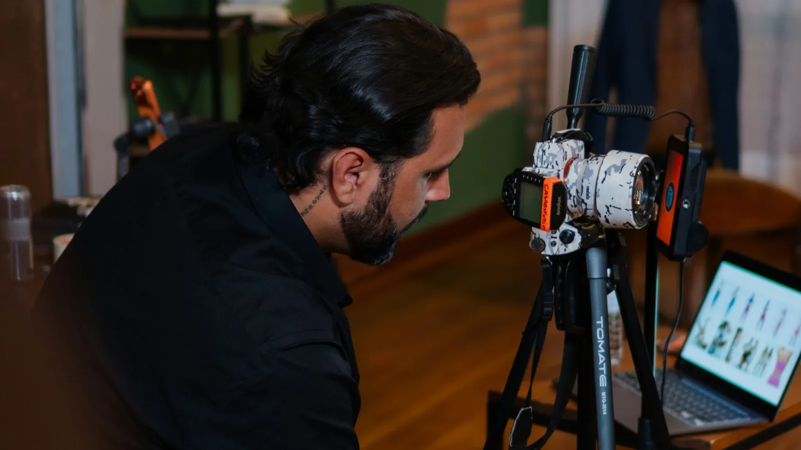 Kreator sadržaja snima video profesionalnom kamerom na stativu u studiju.