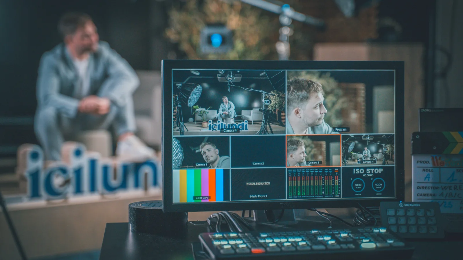 Monitor u videoprodukcijskoj režiji prikazuje više kadrova snimanja, uz kontroler za upravljanje video izvorima.