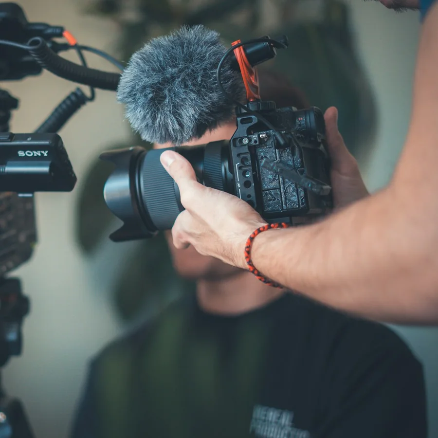 Osoba drži fotoaparat tijekom profesionalnog snimanja