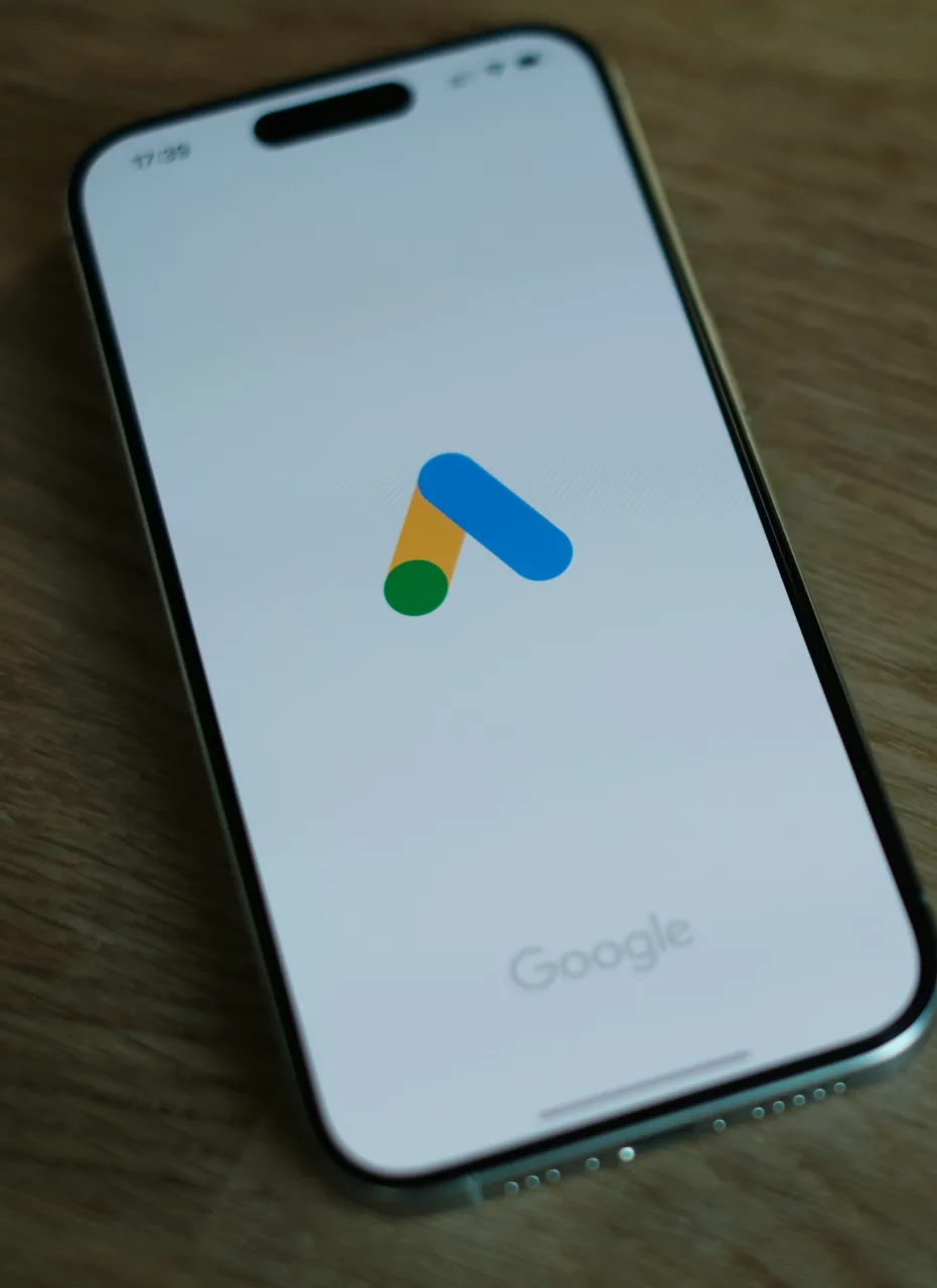 Google Ads aplikacija prikazana na zaslonu pametnog telefona.