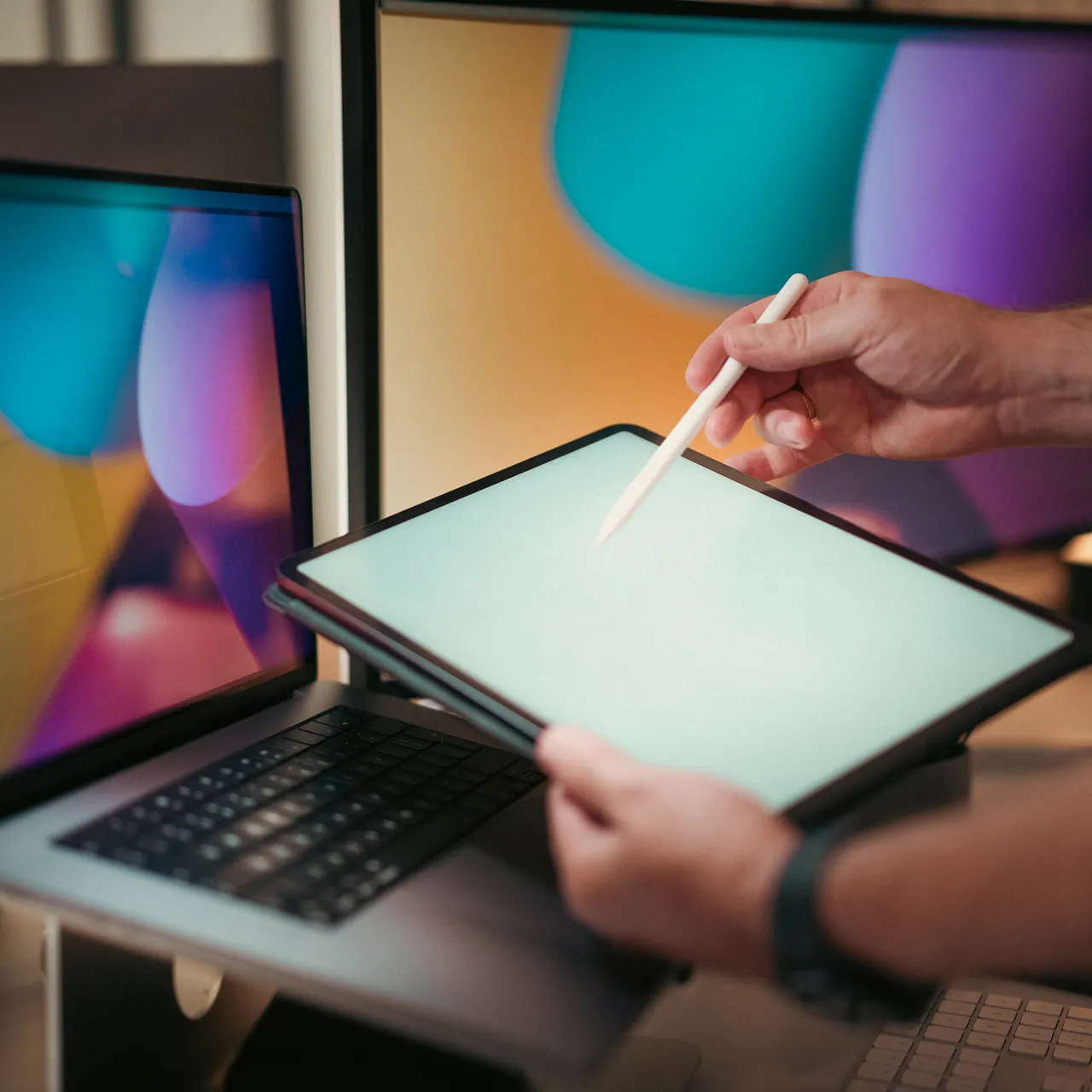 Dizajner koristi olovku i grafički tablet za izradu digitalnog sadržaja