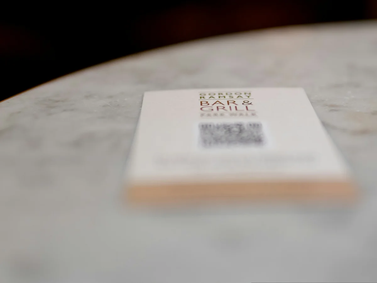 Kartica restoranskog jelovnika s QR kodom na stolu