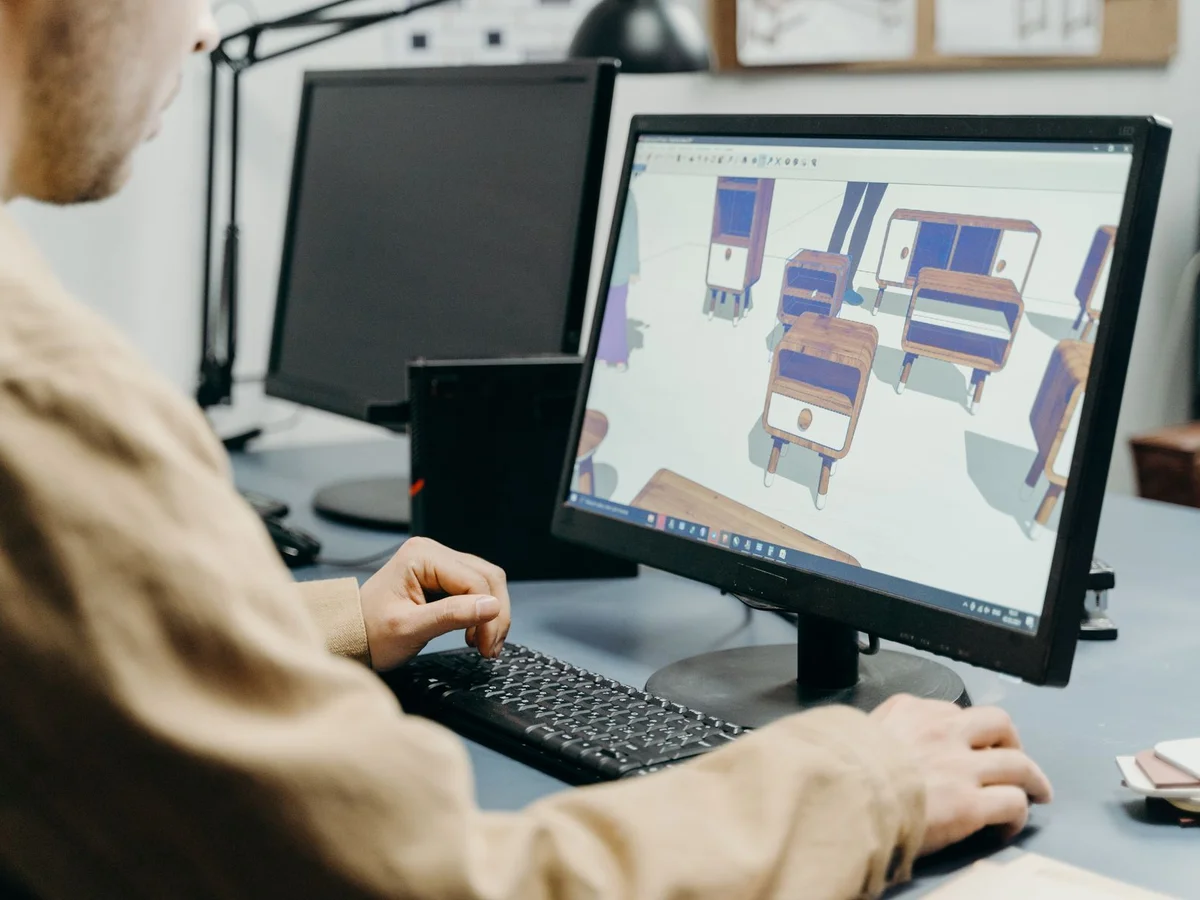 Dizajner pregledava modele namještaja u programu za 3D oblikovanje