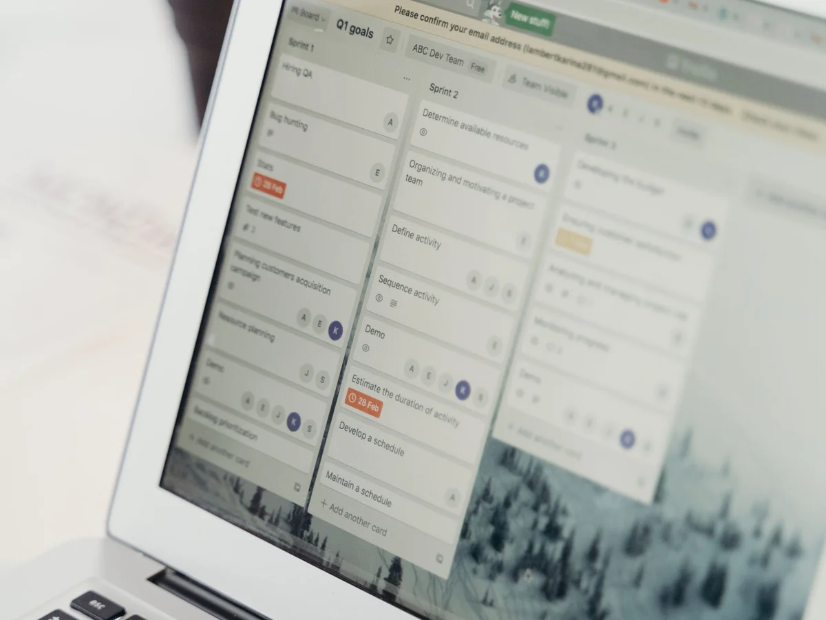 Trello web-aplikacija za upravljanje projektima prikazana na računalu