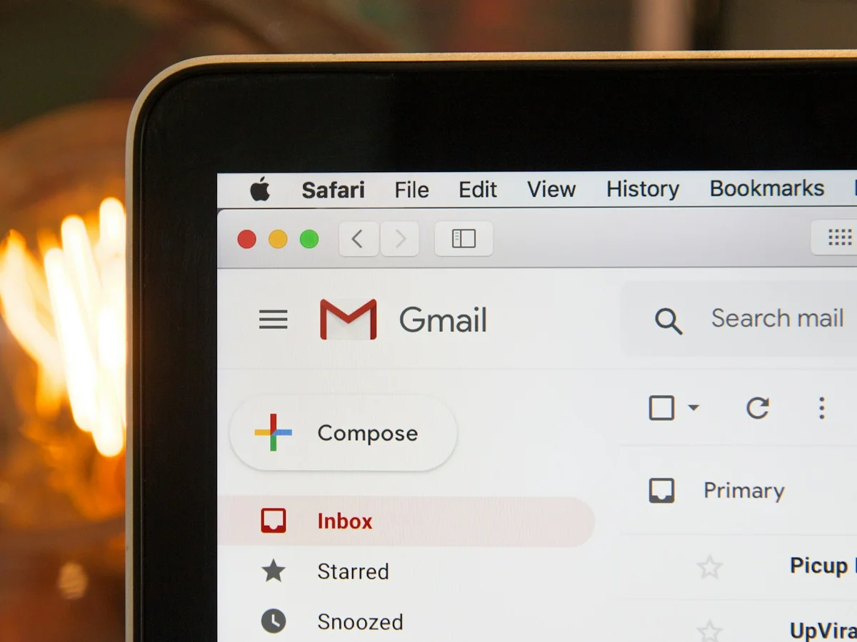 E-mail sandučić prikazan na zaslonu prijenosnog računala
