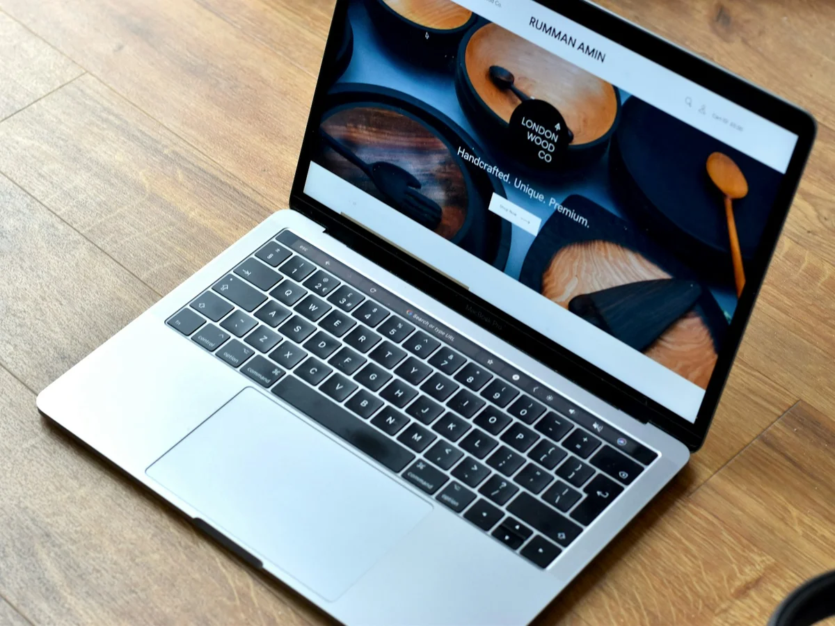 Prikaz naslovne ponude web-stranice na prijenosnom računalu