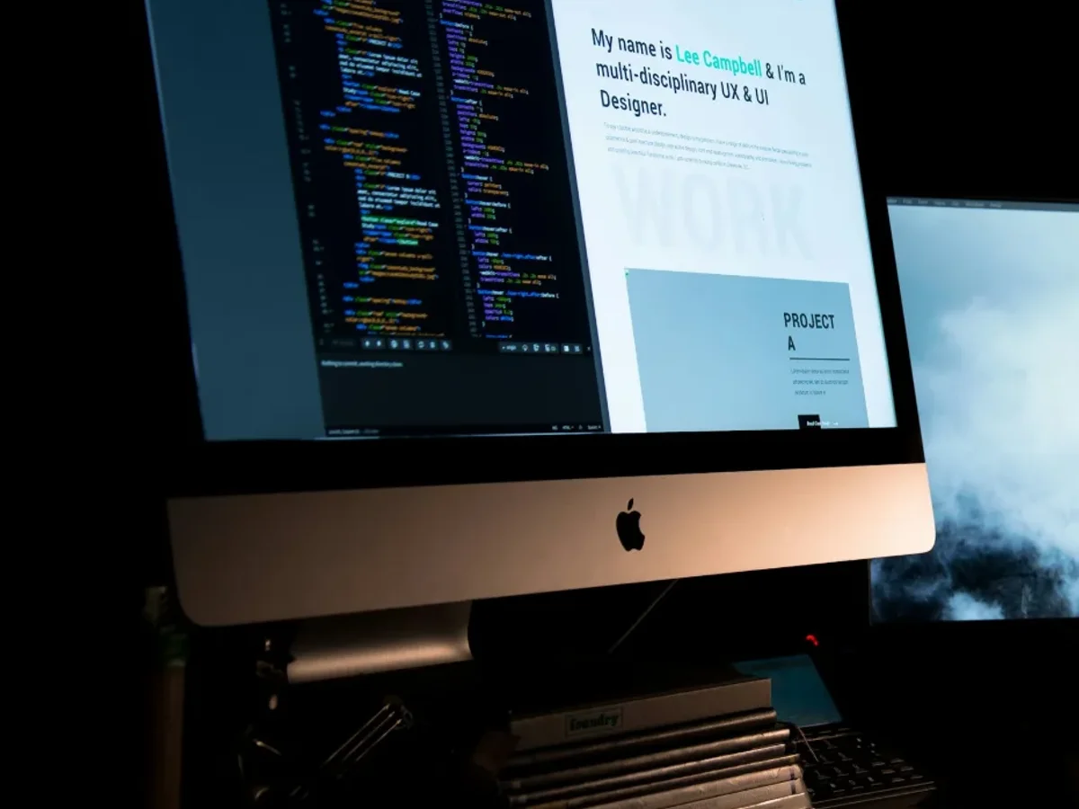 Rad na web-stranici i razvojnom okruženju na monitoru