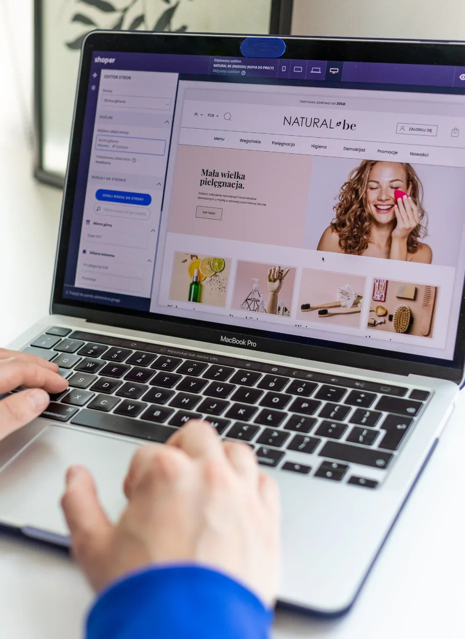 Uređivanje izgleda web-trgovine i prikaza proizvoda u vizualnom editoru na laptopu.