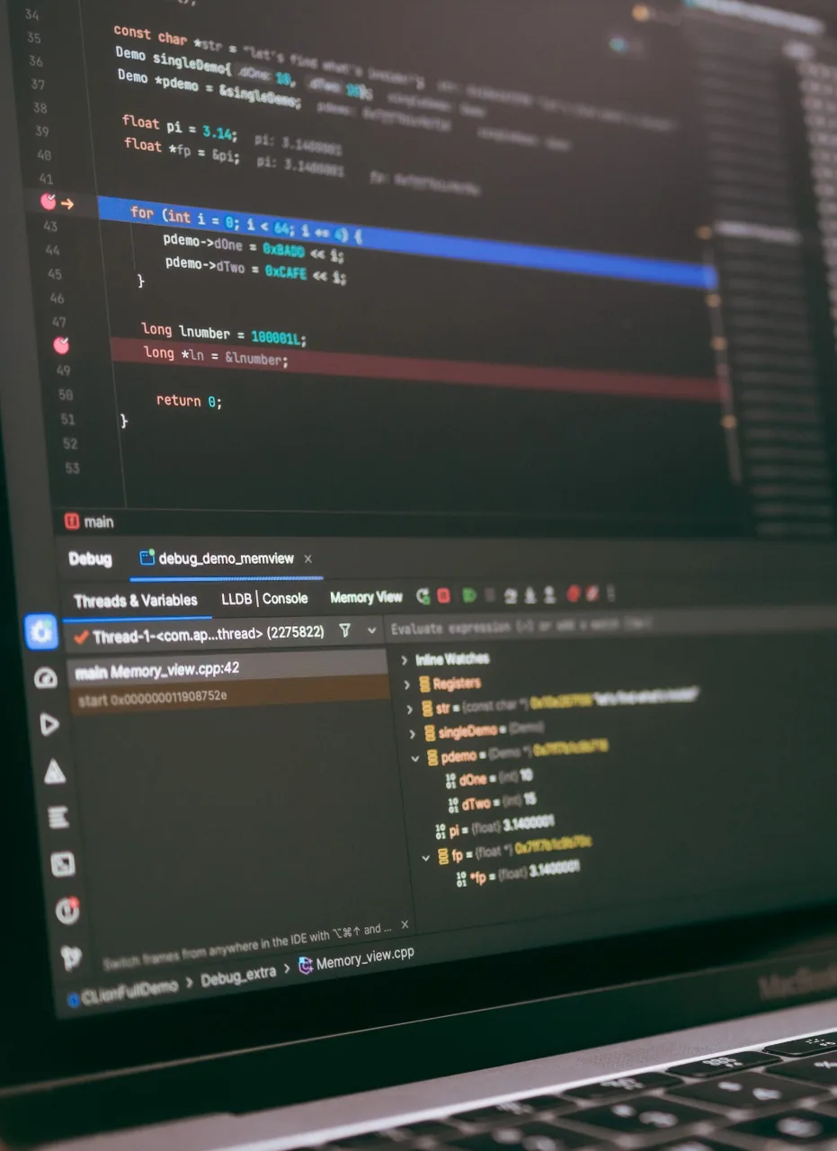 Programsko razvojno okruženje s kodom i alatima za otkrivanje pogrešaka na laptopu.