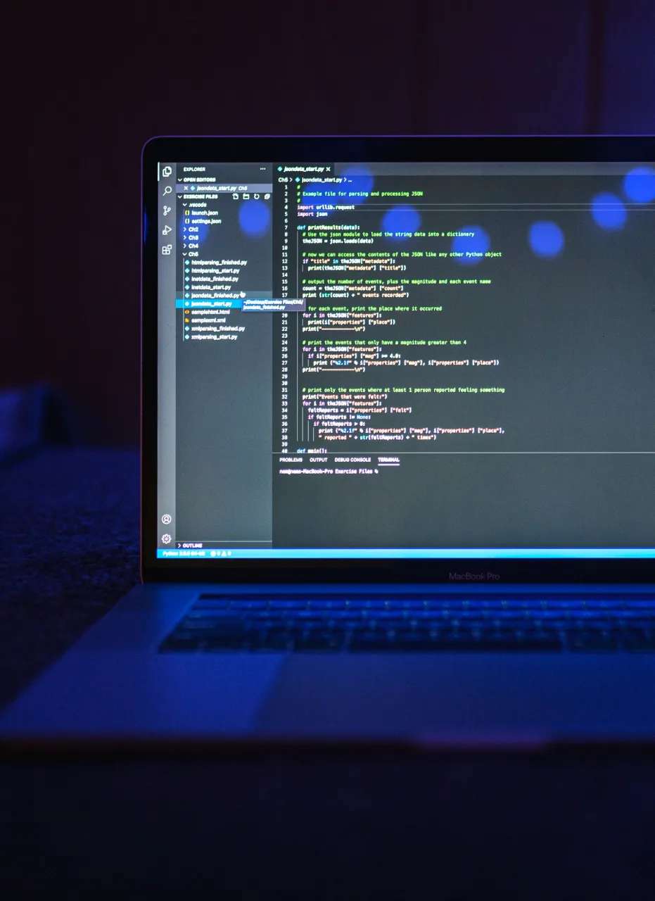 Python kod za dohvat i obradu JSON podataka otvoren u programskom editoru na laptopu.