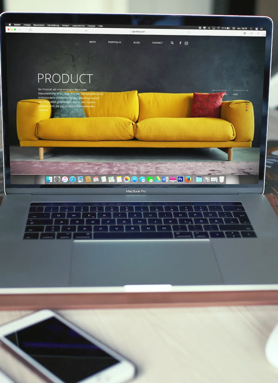 Poslovna web-stranica s prikazom proizvoda i navigacijom otvorena na laptopu.
