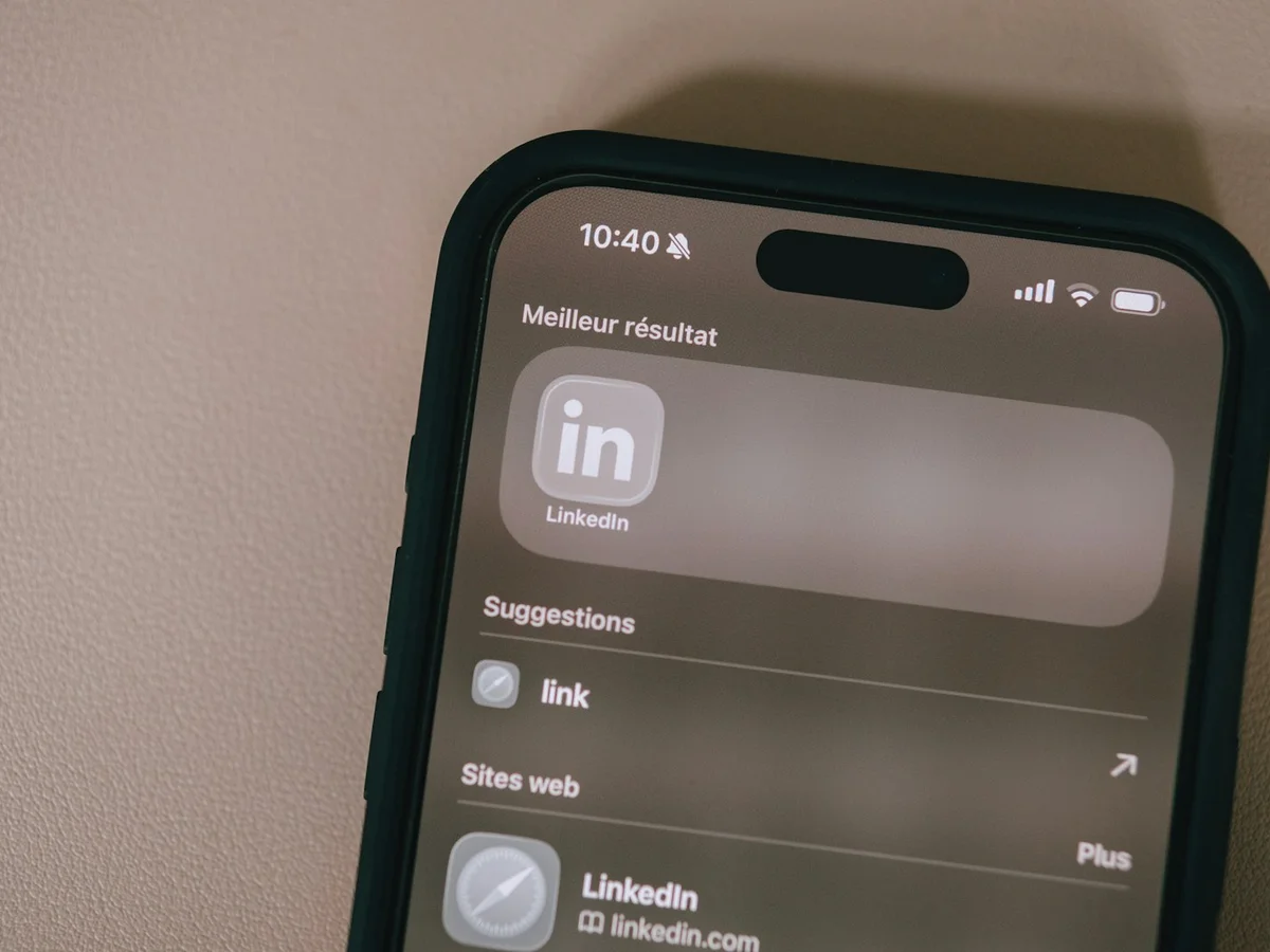 LinkedIn aplikacija prikazana na zaslonu telefona